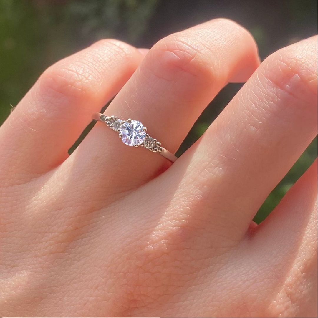 Round cut diamond wedding rings discount