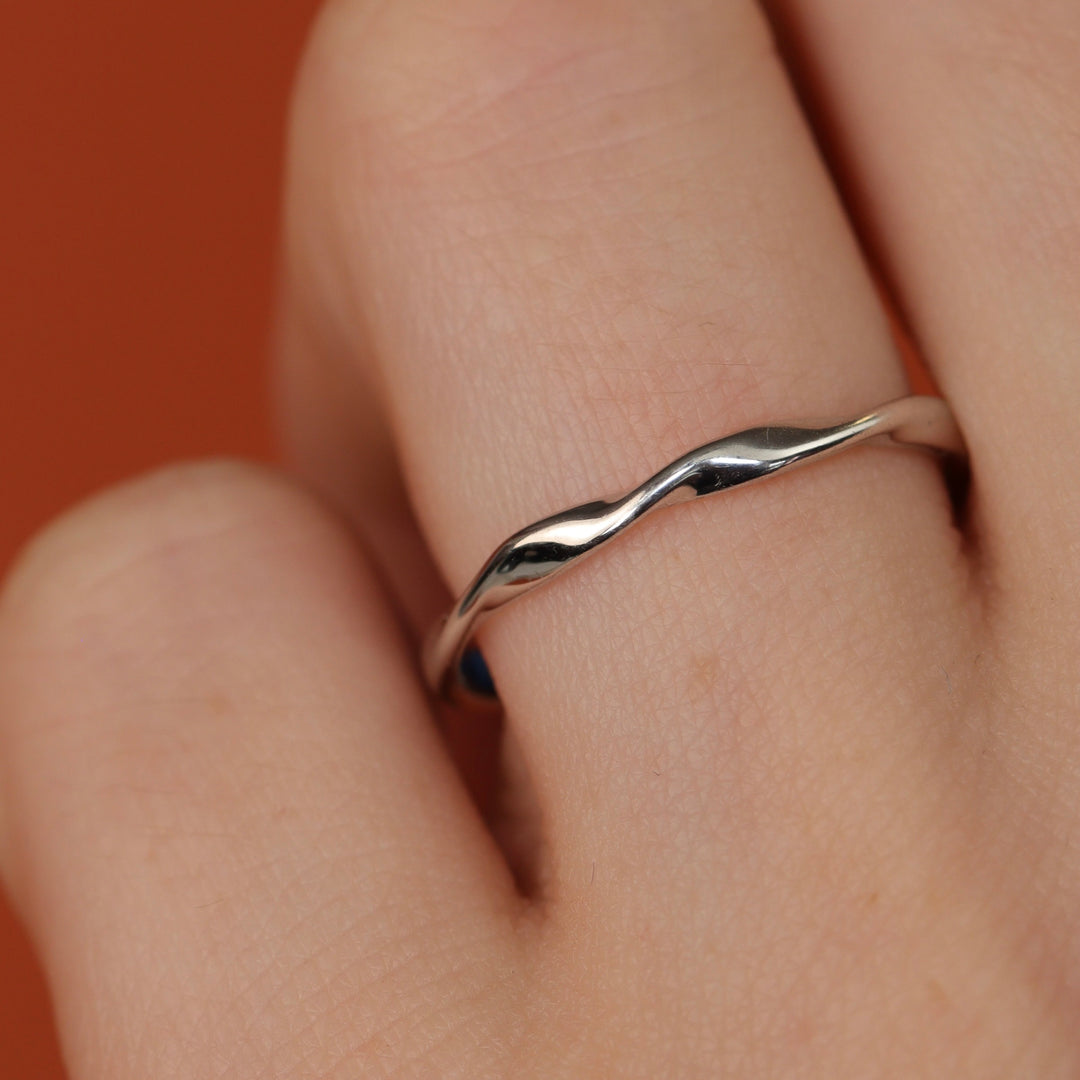 Twist shape wedding ring