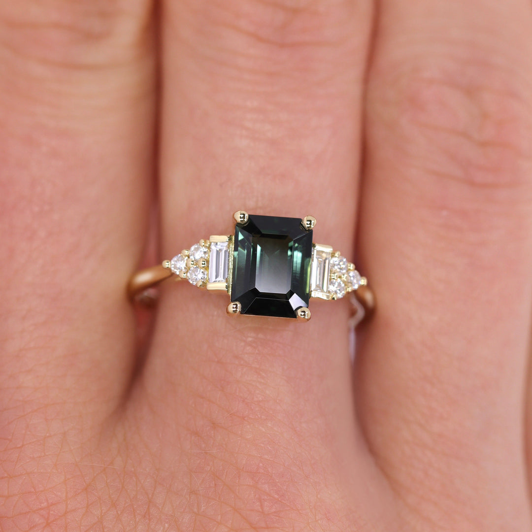 Green gemstone art deco ring with diamond in yellow gold